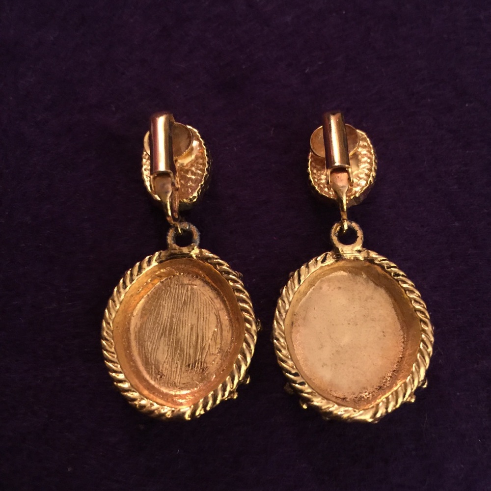 Vintage Jade Chips & Gold Tone Clip On Earrings - Picture 6 of 8